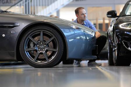 Aston Martin V8 Vantage, Jaguar XKR, Verkaufsraum