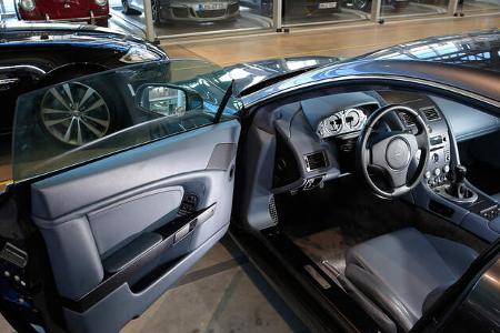 Aston Martin V8 Vantage, Cockpit