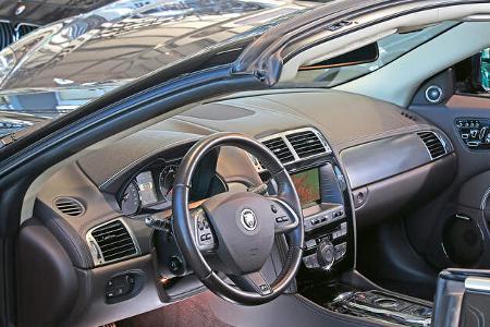 Jaguar XKR, Cockpit