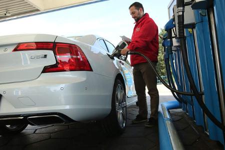 Volvo S90 D5 AWD, Tankstelle