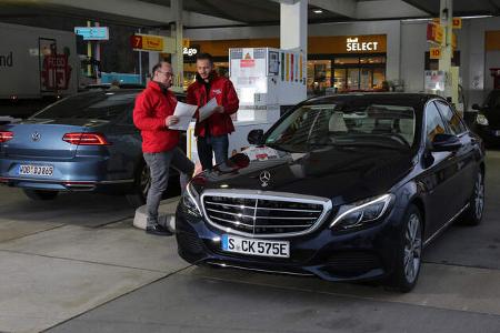 Mercedes C 350 e, VW Passat GTE, Tankstelle