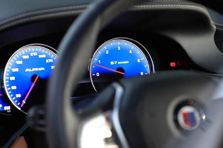 Alpina B7 Biturbo, Rundinstrumente