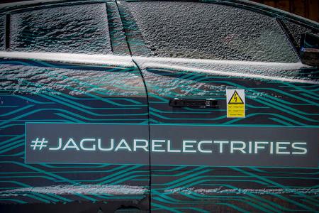 Jaguar I-Pace getarnt Schnee Fahrbericht 2018