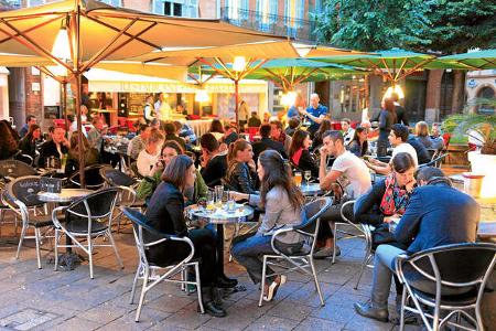 Gemuetliche Restaurants verfuehren zum Bleiben.
