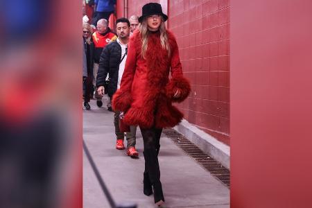 Taylor Swift begeistert bei NFL-Spiel in rotem Fellmantel