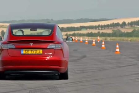 Tesla Model 3 gegen BMW 330i