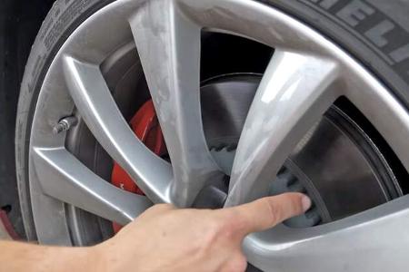 Tesla Model 3 gegen BMW 330i