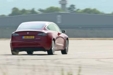 Tesla Model 3 gegen BMW 330i