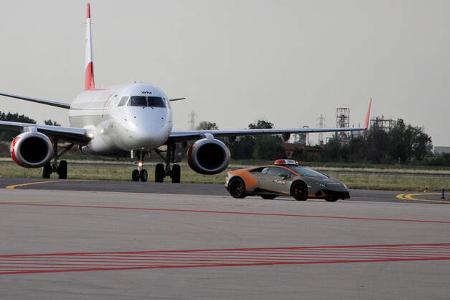 Lamborghini Huracan Evo Follow Me Flughafen Bologna
