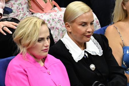 Schauspielerin Rebel Wilson machte im Juni 2022 ihre Beziehung zu Ramona Agruma öffentlich. Im September traten sie auf Sardinien vor den Traualtar. Es wurde nur im engsten Kreis gefeiert.