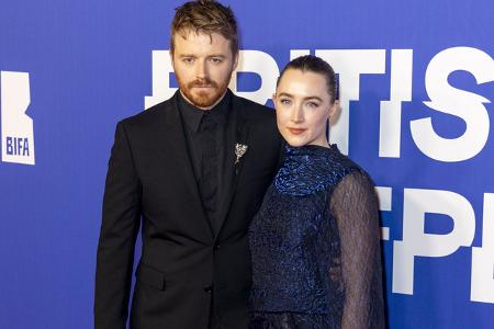 Ihr Privatleben halten beide privat, aber die Nachricht ihrer standesamtlichen Heirat konnten sie nicht verschweigen: Im Juli heirateten die Schauspielerin Saoirse Ronan und der 'Slow Horses'-Star Jac ...