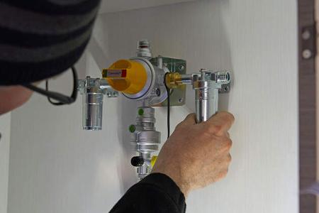 Mobil opt. Gasflaschenumschalt-Anlage Filterelement einsetzen