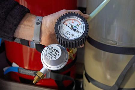 Mobil opt. Gasflaschenumschalt-Anlage GasprŸfung