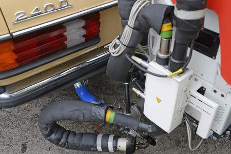 Mercedes 240D_W123_Abgastest