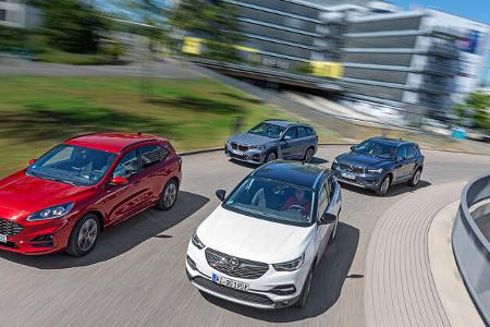 BMW X1 25e, Ford Kuga PHEV, Opel Grandland X Hybrid, Volvo XC40 T5 Recharge, Vergleichstest