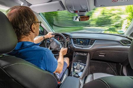 BMW X1 25e, Ford Kuga PHEV, Opel Grandland X Hybrid, Volvo XC40 T5 Recharge, Vergleichstest