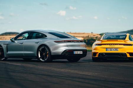 Drag Race Porsche 911 Turbo S Taycan Turbo S