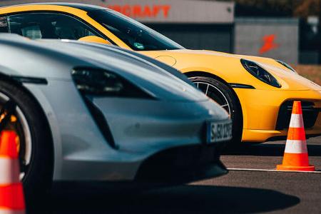 Drag Race Porsche 911 Turbo S Taycan Turbo S