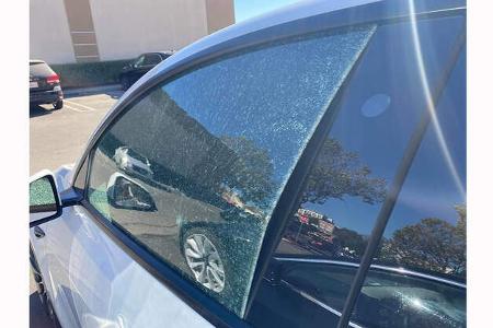 Tesla Model Y mit zersprungener Seitenscheibe