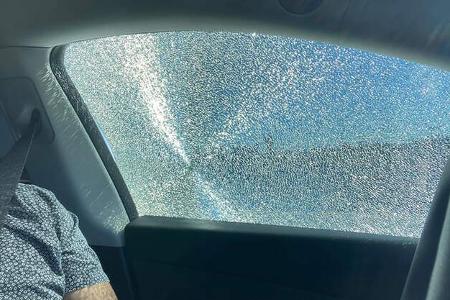 Tesla Model Y mit zersprungener Seitenscheibe