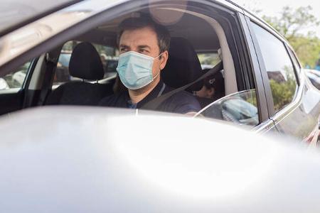 Autofahrer mit Maske
