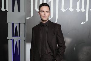 Nicholas Hoult wurde mit eingerahmter Penisprothese beschenkt