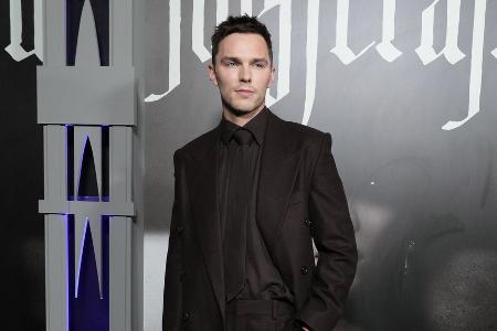 Nicholas Hoult wurde mit eingerahmter Penisprothese beschenkt