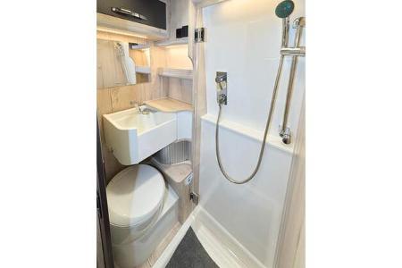 Badezimmer, Dusche, Camping-WC, Waschbecken