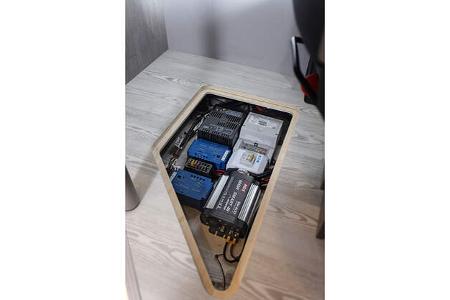 Test Furgok Elektrik im Bodenfach