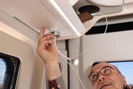 Eura Mobil Van 635 EB vs. La Strada Avanti E Leselampe f