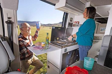 Eura Mobil Van 635 EB vs. La Strada Avanti E Herd f