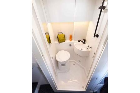 Eura Mobil Van 635 EB vs. La Strada Avanti E Toilette f