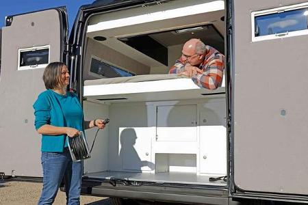 Eura Mobil Van 635 EB vs. La Strada Avanti E Garage f