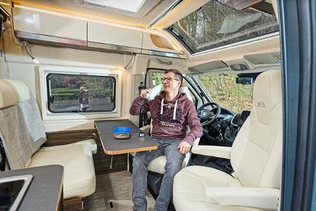 Interieuer, Sitzgruppe, beige Kunstledersitze, Mann sitzt