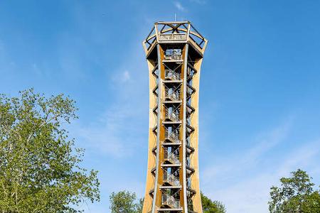 Der hölzerne Saaleturm bei Burgk, ein beeindruckendes Beispiel traditioneller Baukunst, ragt majestätisch in die Höhe.