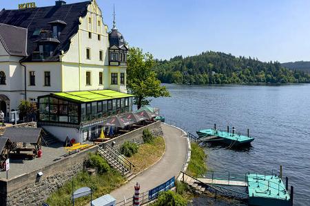 Erholungsort mit elf Ortsteilen am Bleilochstausee, dem größten Stausee Deutschlands. 