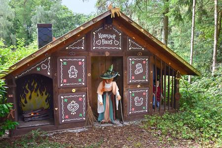 Lebkuchenhaus, Hexen Figur, BŠume, BŸsche