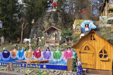 HŠuschen, Puppen, BŠume, Wiese