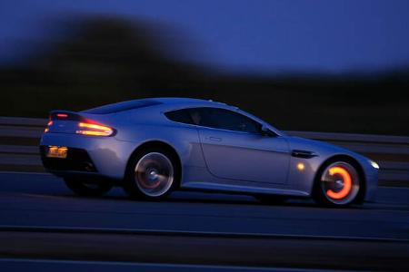 Glühende Bremsscheiben an einem Aston Martin