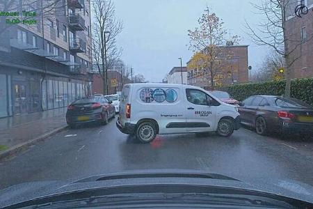 Wayve Szenario 2 Fahrzeug wendet