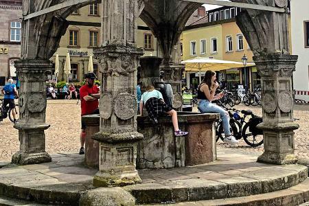 Marktbrunnen, Menschen, FahrrŠder, Marktplatz