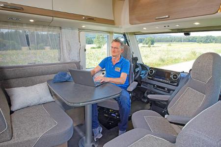 Innenraum, Sitzgruppe, Mann, Laptop