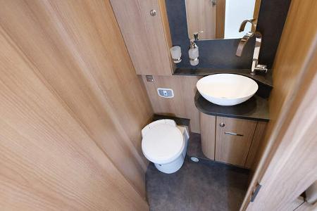 Toi-Raum, Toilette, Waschbecken, Spiegel