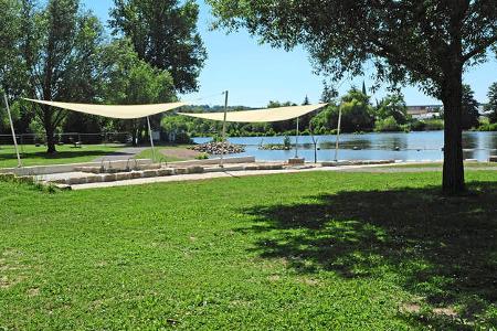 Mainufer, Badebucht, Gras, BŠume, Wasser, Himmel