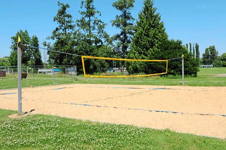 Volleyballfeld, Gras, BŠume, Himmel