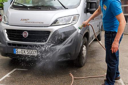 Kunststoffpflege am Reisemobil f
