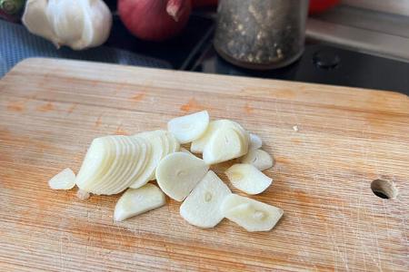 Campingküche Ratatouille aus dem Omnia mit Bildanleitung Knoblauch
