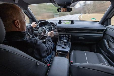 Mazda MX-30, Cockpit + Fahrer