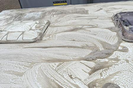 Schmutzrückstände, Schaum, Caravan Dach, Fenster