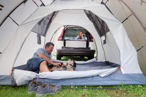 Dacia Jogger mit Campingbox Heckzelt innen